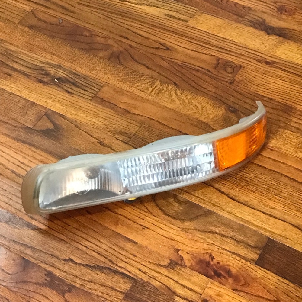 Chev Silverado Tahoe GMC Sierra Yukon Turn Signal Parking Light 16525669 Lamp Le